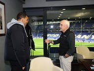 Alan Pace saluda a Ngonge.