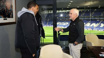 Alan Pace saluda a Ngonge.