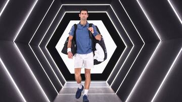 Novak Djokovic sale a pista del Masters 1000 de París.