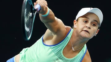 Ashleigh Barty saca durante su partido ante Alison Riske en el Open de Australia.