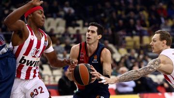 EPA597. EL PIREO (GRECIA), 08/01/2019.- Luca Vildoza (c), base argentino del Baskonia Vitoria-Gasteiz, disputa un balón ante el escolta letón Janis Timma (d) y el alero estadounidense Zach LeDay, del Olympiacos, durante el partido disputado entre ambos equipos correspondiente a la Euroliga, en El Pireo (Grecia), hoy, 8 de enero de 2019. EFE/ Georgia Panagopoulou
