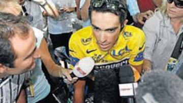 <b>BROMISTA. </b>"Una sonrisa", bromeó ayer Alberto Contador con los periodistas del Tour.