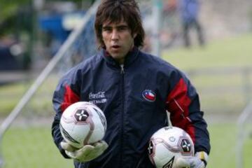 Claudio Bravo debutó en la seleccion mayor en la Copa América 2004, bajo el mando del técnico Juvenal Olmos