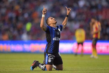 Por fin sumó el Querétaro, Víctor Manuel Vucetich llegó a sacudir a los Gallos Blancos y con un gran segundo tiempo apretaron a más no poder a Morelia, provocaron 1 expulsión y dos penales, culminó 3-0 el marcador a favor de los de casa, de paso le dieron cuello a Roberto Hernández, ex DT de la monarquía.