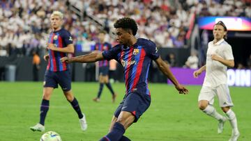Alejandro Balde, ante el Real Madrid en Las Vegas.