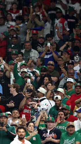 HOUSTON, TEXAS - MARCH 08: Fans celebrates as Julian Ornelas #31 of the Mexico runs the bases after hitting a two run home run in the sixth inning against Brazil during the 2026 World Baseball Classic Pool B game between Brazil and Mexico at Daikin Park on March 08, 2026 in Houston, Texas. Kenneth Richmond/Getty Images/AFP (Photo by Kenneth Richmond / GETTY IMAGES NORTH AMERICA / Getty Images via AFP)