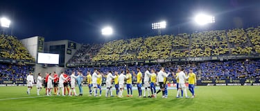 Los jugadores del Cádiz y del Real Madrid se saludan antes del inicio del encuentro. 