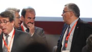 Joan Collet habla con Ángel Torres y Enrique Cerezo.