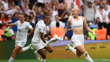 TOPSHOT - England's striker Chloe Kelly celebrates after scoring her team second goal during the UEFA Women's Euro 2022 final football match between England and Germany at the Wembley stadium, in London, on July 31, 2022. (Photo by FRANCK FIFE / AFP) / No use as moving pictures or quasi-video streaming.
Photos must therefore be posted with an interval of at least 20 seconds.
