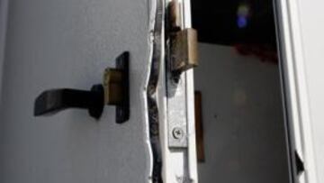 <b>NO FUE UN 'MANITAS'. </b>Un destornillador grande y fuerza bruta fue lo único que necesitaron para descerrajar la puerta del vestuario.