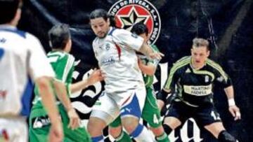 <b>SIN OPCIÓN. </b>Betao, estrella del Lobelle, no pudo con la defensa verde.