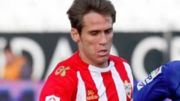 Corona seguirá vistiendo la camiseta del Almería hasta 2012.
