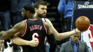 LeBron James (i) saluda a Marc Gasol (d), durante el partido disputado la pasada madrugada. El equipo de Memphis sigue con posibilidades.