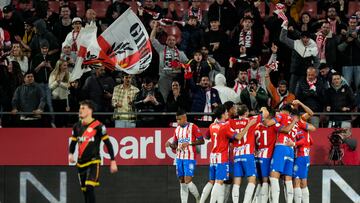 GIRONA, 17/01/2024.- Los jugadores del Girona celebran el primer gol de su equipo durante el encuentro correspondiente a los octavos de final de la Copa del Rey que Girona y Rayo Vallecano disputan hoy miércoles en el Estadio Municipal de Montilivi, en Girona. EFE / Siu Wu.