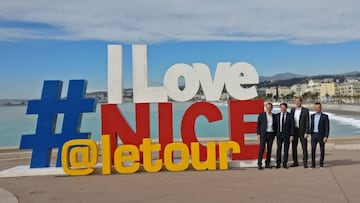 El director del Tour de Francia, Christian Prudhomme, y el alcalde de Niza Christian Estrosi, posan en la presentación de Niza como sede de la Gran Salida del Tour de Francia 2020.