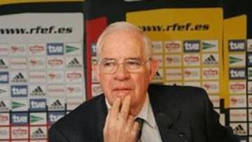 <B>3.OOO EUROS.</B> Eso es lo que le han costado a Luis Aragonés las declaraciones que hizo antes del España-Inglaterra.