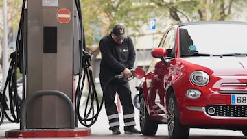 Una persona echa combustible, a 4 de marzo de 2026, en Barcelona, Catalunya (España). El repunte del precio del petróleo (crudo Brent) tras la escalada de tensión y nuevos ataques en Oriente Próximo está trasladándose a los carburantes. Las estimaciones apuntan a que, si se consolida el encarecimiento del crudo, el impacto podría ser de 8–10 céntimos por litro adicionales en el surtidor en las próximas semanas.
04 MARZO 2026;CATALUÑA;DIÉSEL;GASOLINA;GASOLINERA;CARBURANTE;CRUDO;PETRÓLEO;
David Zorrakino / Europa Press
04/03/2026