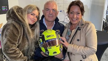 La familia de Van?t Hoff con el casco regalado por Lando Norris.