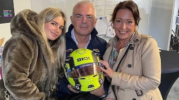 La familia de Van´t Hoff con el casco regalado por Lando Norris.