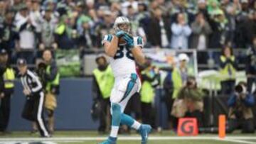 Greg Olsen, tight end de Carolina Panthers, realizando la recepción que les dio la victoria frente a Seahawks.