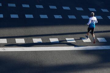 Un hombre participa en la maratón durante la 46ª edición del Zurich Rock 'N' Roll Running Series.