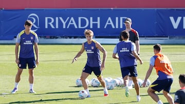Barrios conduciendo el balón ante la mirada de varios compañeros de equipo.