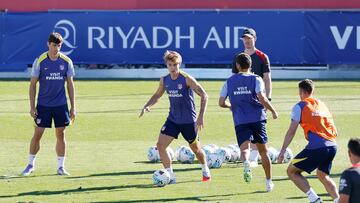 Barrios conduciendo el balón ante la mirada de varios compañeros de equipo.