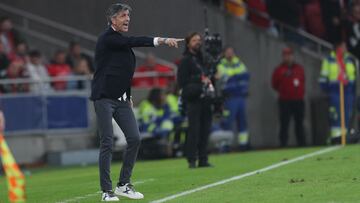 Real Sociedad's Spanish coach Imanol Alguacil gestures during the UEFA Champions League 1st round day 3 Group D football match between SL Benfica and Real Sociedad at the Luz stadium in Lisbon on October 24, 2023. (Photo by CARLOS COSTA / AFP)