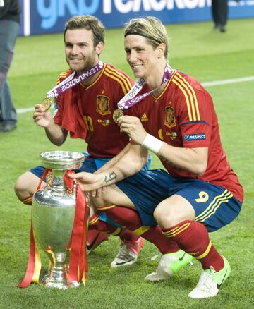 Vestuario y amistad compartieron Torres y el asturiano. Ambos fueron dobles campeones de Europa en 2012 con el Chelsea y con España.