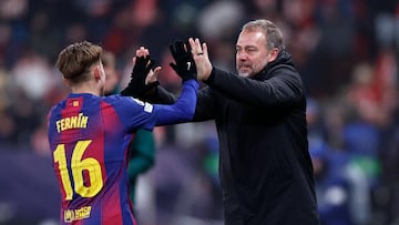 Hansi Flick felicita a Fermín, autor de un doblete ante el Slavia de Praga.