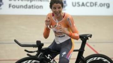 Evelyn Stevens, feliz con su r&eacute;cord