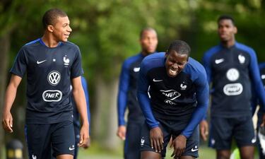 Mbappé decides to stay on for another year with Monaco