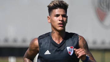 Jorge Carrascal se adapta en River para su debut