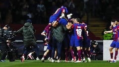 Los jugadores del Barça celebran el pase a cuartos de la Champions cuatro años después.