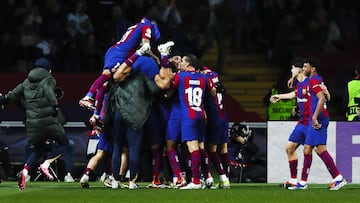 Los jugadores del Barça celebran el pase a cuartos de la Champions cuatro años después.