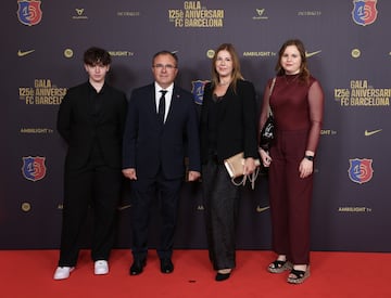 Aureli Mas i Raldiris, vocal y directivo responsable del fútbol sala, con su familia en la alfombra roja del gran Teatro del Liceu.