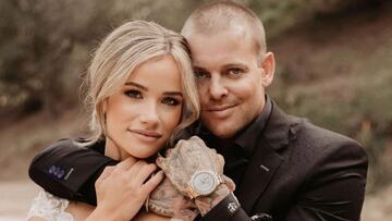 Abigail y Ryan Sheckler vestidos de boda el d&iacute;a de su matrimonio, 3 de marzo del 2022, abrazados.