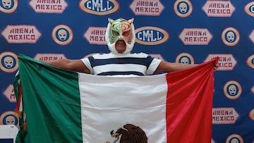 Tiger Mask posa con la bandera de México en la Arena México.