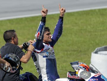 El piloto madrileño de Moto3, Jorge Martín, celebra la victoria en el Gran Premio de Sepang celebrado en el circuito de Sepang que le otroga como campeón mundial.