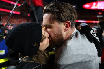 Taylor Swift y Travis Kelce se besan para celebrar el pase a la Superbowl, el prximo podra darse en la Superbowl, que este a?o se jugar en Nueva Orleans.