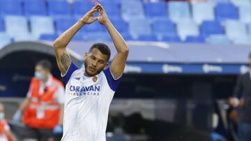 El fusil de Luis Suárez hace al Zaragoza colíder