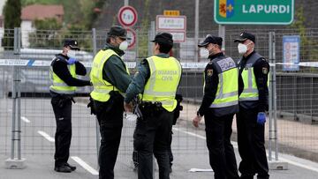 GRAF9289. IRÍN (GIPUZKOA), 11/04/2020.- Agentes de la Guardia Civil y de la Policía Nacional cierran este sábado la frontera con la localidad francesa de Lapurdi por el puente de Behobia, en Irún, en una jornada en la que el Gobierno ha decretado la prórroga por otros catorce días del restablecimiento de los controles en las fronteras terrestres con Francia y Portugal. EFE/Gorka Estrada