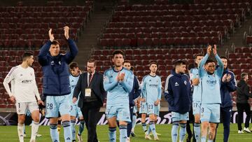 Los jugadores de Osasuna agradecen su presencia a los aficionados rojillos que estuvieron en Son Moix.