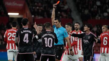 El árbitro Caparrós Hernández muestra la tarjeta roja a Agustín Medina en el encuentro del Albacete en casa del Sporting.