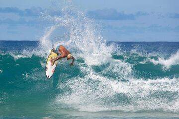 El Billabong Pipe Masters es un referente en el mundo del surf. La competición, que cierra el ASP World Tour, se
disputa en la costa norte de Oahu, Hawái. En la imagen, el brasileño Italo Ferreira, uno de los favoritos, en plena acción en unas aguas especialmente peligrosas y que se han cobrado la vida de más de un deportista.