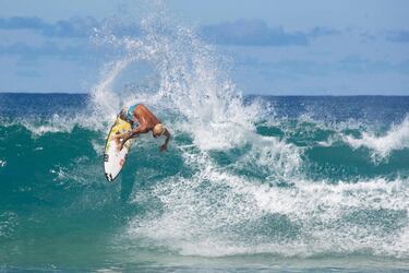El Billabong Pipe Masters es un referente en el mundo del surf. La competición, que cierra el ASP World Tour, se
disputa en la costa norte de Oahu, Hawái. En la imagen, el brasileño Italo Ferreira, uno de los favoritos, en plena acción en unas aguas especialmente peligrosas y que se han cobrado la vida de más de un deportista.