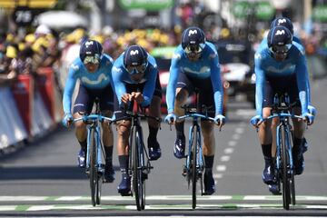 El equipo ciclista Movistar Team de España cruza la línea de meta de la tercera etapa de la 105ª edición del Tour de Francia.