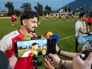 AME9068. MONTERREY (MÉXICO), 30/03/2026.- Merchas Doski de la selección de Irak habla con periodistas durante un entrenamiento este lunes, en Monterrey (México). Irak enfrentará mañana a Bolivia por el último de los 48 cupos a la Copa Mundial de Fútbol del próximo verano. EFE/ Miguel Sierra