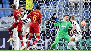 Roma's English forward Tammy Abraham (L) scores his team's first goal during the Serie A football match beetween AS Roma and Juventus at the Olympic stadium in Rome on January 9, 2022. (Photo by Alberto PIZZOLI / AFP)