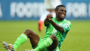 Babatunde se duele del brazo.